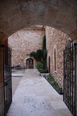 Durch dieses Tor gelangt man in den Patio (Innenhof)