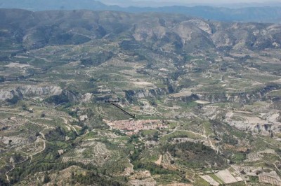 Blick von der Serella: Unten Quatretondeta, gegenüber die Sierra de Almudaina