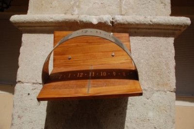 Sonnenuhr.JPG (49.77 KiB) 2987 mal betrachtet Selbst die Sonnenuhren haben in Spanien ihren eigenen Rhythmus:<br />Zur Zeit der Aufnahme war es 12:21 Uhr Sommerzeit
