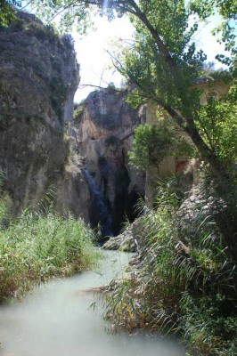 27 Fabrica und Wasserfall DSC_0686.JPG (130.72 KiB) 1631 mal betrachtet Rechts die alte "fábrica de la luz" neben dem Wasserfall