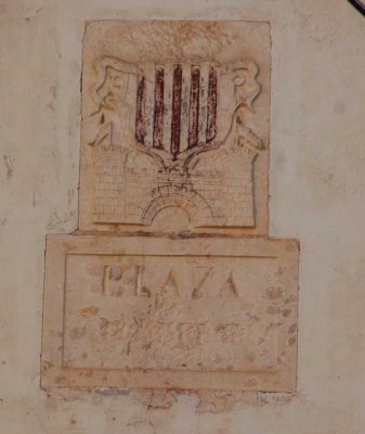 uraltes Stadtwappen auf der  Plaça Ajuntament (Rathausplatz)