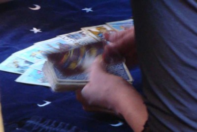 1 kartenlegerin DSC03784.JPG (37.49 KiB) 4976 mal betrachtet Kartenlegerin bei der Arbeit