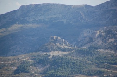 Die Ruine des Castillos vom Gipfel der Serella aus gesehen.
