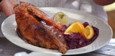 Ente mit Rotkohl zu essen