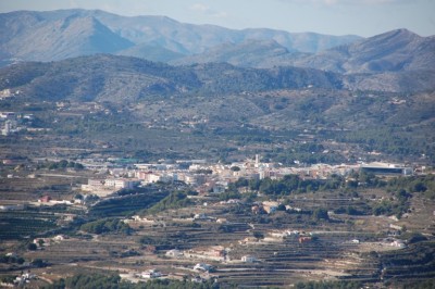 Blick vom Cumbre del Sol (Benitachell) auf die Stadt Teulada, rechts das Auditorium