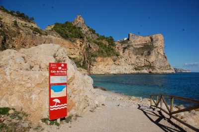 unten angekommen: die Playa del Moraig (Almoraig) mit dem Morro Falquí