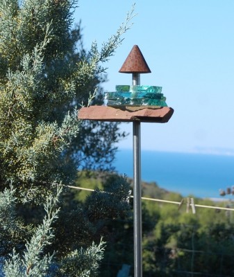 Ein Speer aus Eisen und Glas im Garten
