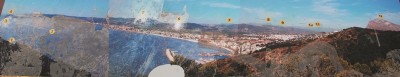 Auf einer Tafel wird gezeigt, was man sonst noch alles sehen kann:<br />Das 1 Cap de Sant Antoni, das 2 Mittelmeer, das 3 Cap Martí, die 4 Illa de Portixol, den 5 Puig de la Llorença (Cumbre del Sol), den 6 Peñon de Ifach, in der Ferne die 7 Serra d'Oltà, die 8 Sierra de Bernia, den 9 Puigcampama, den 10 Coll de Rates, die 11 Serra d'Aixorta und den 12 Montgó
