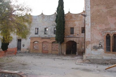 Plaza de Santa Eulalia: Palacio, Despacho, Parador, rechts davon die Brennerei