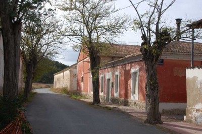 Hauptstraße, rechts die Einfahrt zur Mühle