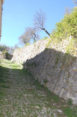 13 über Natursteinwege.JPG (130.55 KiB) 2073 mal betrachtet säumten unseren Weg aus Natursteinen