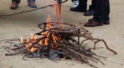 Zuerst für das Feuer entfacht