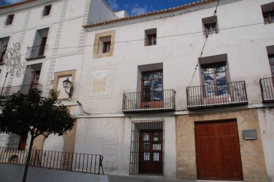 Herrenhäusern der einflussreichen Familien Andés und Pere Bigot
