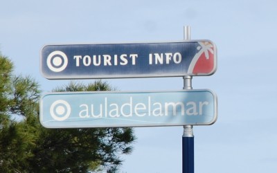 Die Touristen-Information befindet sich direkt an der Küstenstraße