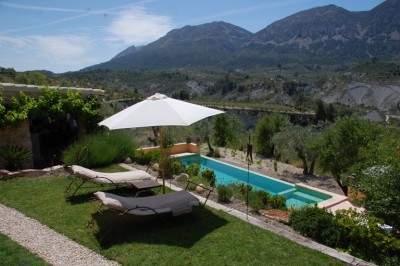 Liegen.JPG (264.05 KiB) 4265 mal betrachtet Tipp: Eisenliegen (dauerhaft rostig), brauchen keine Pflege