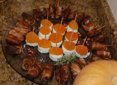 Dátiles con Bacon.JPG (148.72 KiB) 3895 mal betrachtet Dátiles con Bacon (am Rand, in der Mitte Schafskäse mit getrockneten Aprikosen)