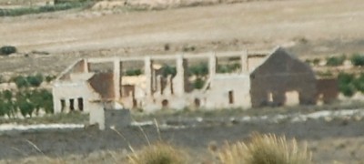 Ruine der alten Chemiefabrik am Rande der Lagune