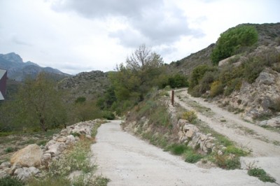 0- Ausgangspunkt.JPG (113 KiB) 2039 mal betrachtet Unser Ausgangspunkt: Ca. 1 km hinter Tàrbena Richtung Castell de Castells geht es an dieser Stelle den linken Weg hinunter.