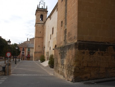 Glockenturm der Pfarrkirche Apóstol Santiago, rechts ein weiterer der drei Palasttürme