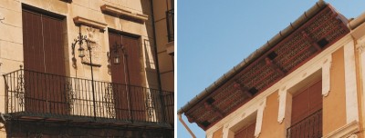 Historische Gebäude (Details):<br /> Links ein Familienwappen, rechts eine schöne Traufe (Alero)