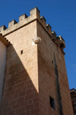 Turm mit Wappen an der Plaza Mayor