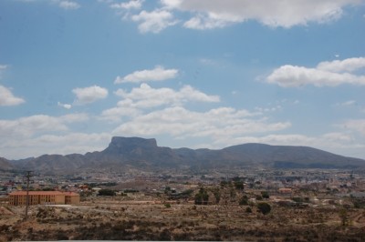 Elda, im Hintergrund die Sierra del Cid
