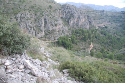19-Der Weg ist das Ziel.JPG (118.73 KiB) 2039 mal betrachtet Der Pfad schlängelt sich durch die Berge -