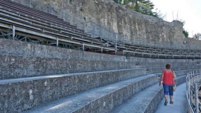 Das Amphitheater wurde aus statischen Gründen an den Fels gebaut.