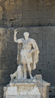 Der Kopf der Kaiserstatue, früher eine Götterstatue, wurde bei jedem neuen Kaiser ausgewechselt.