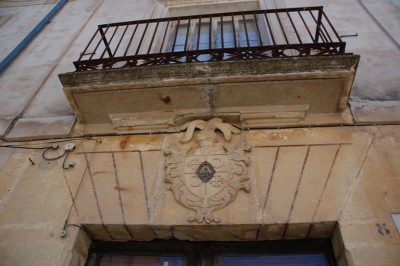 Wappen an einem Haus in der Ortsmitte