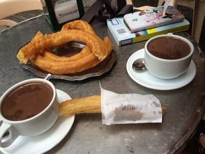 Zum Start in Malaga: Churros con Chocolate im spanischsten aller Lokale, Nähe Markthalle... (Casa Aranda)