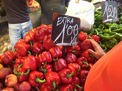 Foto Nixwielos - Rote Paprika in Malaga auf dem Markt - Kilo 1 Euro.jpg