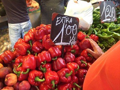Foto Nixwielos - Rote Paprika in Malaga auf dem Markt -  Kilo 1 Euro.jpg