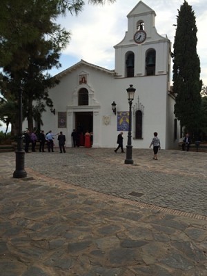 Kirche mit laufender Hochzeit