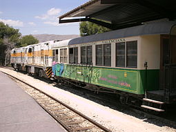 Personenwagen und zwei Lokomotiven des Limón-Exprés, im Bahnhof Benidorm abgestellt <br />Limón-Exprés, Foto V44020001 - gemeinfrei