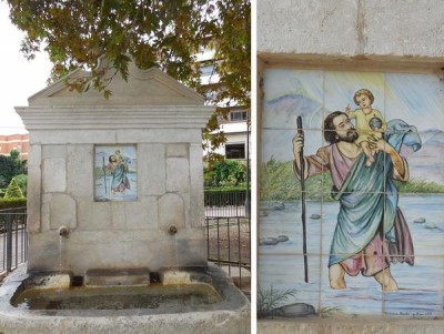 Dieser Brunnen mit dem Keramikbild von San Cristóbal steht auf dem Paséo de plátano.<br /> Die Quelle mit den zwei Wasserrohren stammt aus dem Jahr 1842. (Foto Josefine)