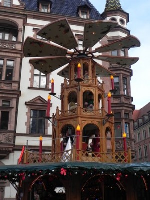Leipzig - Weihnachtsmarkt - Pyramide.jpg