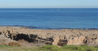 Auch oberhalb des Arenal-Strandes kann man noch die alten Spuren des Tosca-Abbaus finden.