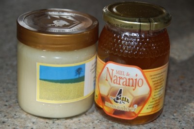 Honig11.JPG (136.57 KiB) 3521 mal betrachtet Viskosität: links deutscher Rapsblütenhonig, rechts spanischer Orangenblütenhonig