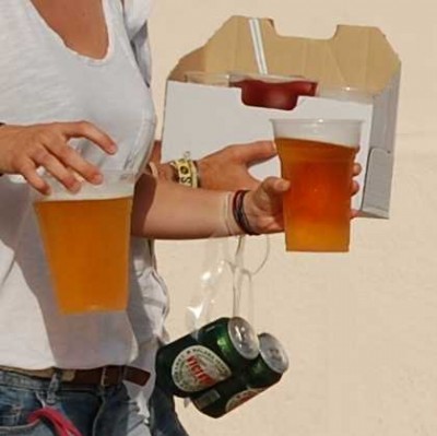 Längst trinken die Besucher nicht nur spanischen Tinto, sondern auch Bier aus Plastikbechern