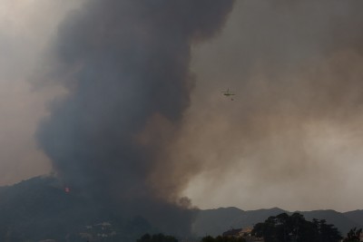 leider konnte ich nicht sehen, ob es dieser kleine Helikopter mit seiner Wasserladung gegen die gigantische Rauchsäule aufgenommen hat aber es sah schon aus wie David gegen Goliath ;)