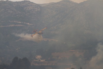 Fuego4.jpg (139.76 KiB) 3317 mal betrachtet von diesem Typ gab es wohl ein paar, die aktiv waren. Man beachte hier die Berge oberhalb des größeren Anwesens, dort loderte es dann abends lichterloh, wie auf dem letzten Foto zu sehen
