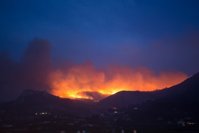 Fuego4-3.jpg (108.55 KiB) 3317 mal betrachtet am späten Abend bot sich dann dieses Spektakel. Dort hat es dann in "kleinem" und weiter oben / dahinter in Richtung Sagra weitergebrannt bis heute morgen. Direkt unterhalb des riesigen Feuers sind viele Fahrzeuge von Einsatzkräften mit orangenem Warnlicht zu sehen gewesen.