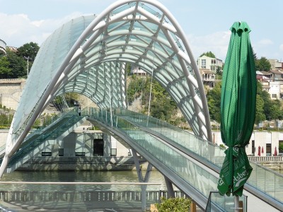 neu seit 5 Jahren: Fußgängerbrücke über den Fluss Mkwari