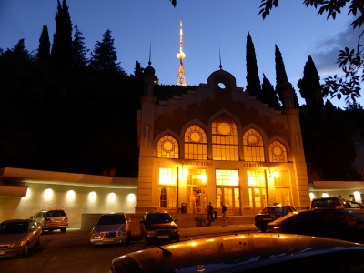 P1000670.JPG (255.79 KiB) 4777 mal betrachtet die Talstation der Zahnradbahn, die zum Mtatsminda hoch über der Stadt führt