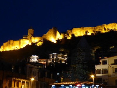 ... und der Klassiker: die alte Burg Tbilisi bei Nacht