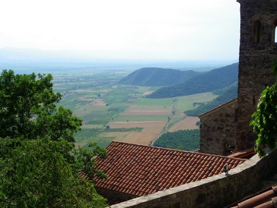 das alte Kloster Negrezi (von hier aus wurde das Tal gegen die Aserbeidschaner verteidigt, der Legende nach trieben die Mönche Schweine vor sich her, vor denen die Muslime Reissaus nahmen)