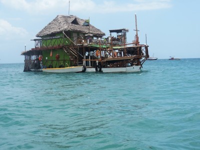 Urig - Baden im Meer  mit einem Sprung von der Terrasse.JPG