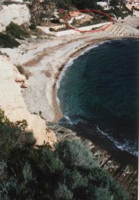 Baladrar-Bucht 2002.jpg (163.57 KiB) 9664 mal betrachtet Baladrar-Bucht im Jahr 2002, rot umrandet der Standort des neuen Chiringuitos