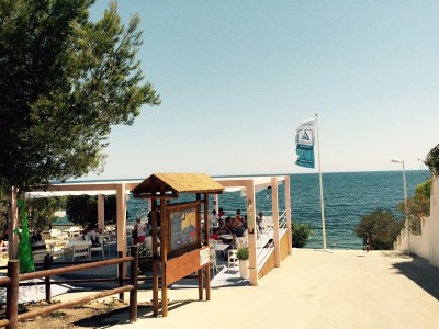 Beachbar 1j.jpg (230.63 KiB) 9656 mal betrachtet Links im Bild: Teil der überdachten Terrasse